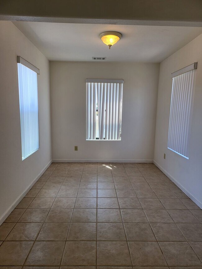 Building Photo - Beautifully Upgraded 2 Story Home in Downt...