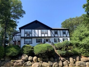 Building Photo - 31 Parkside Dr