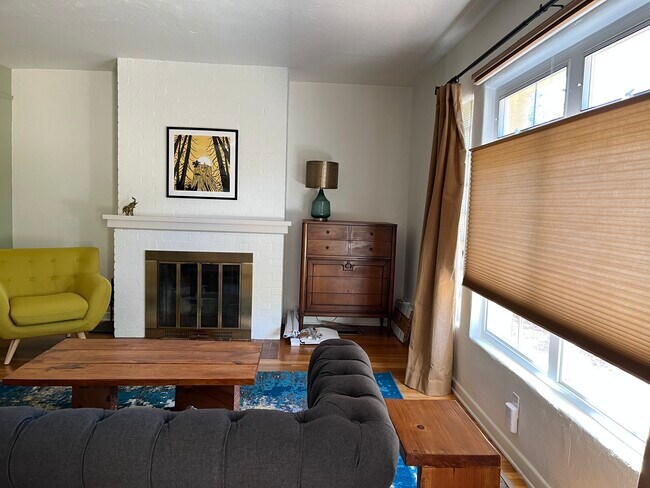 Foto del edificio - 732 Loma Vista Dr NE