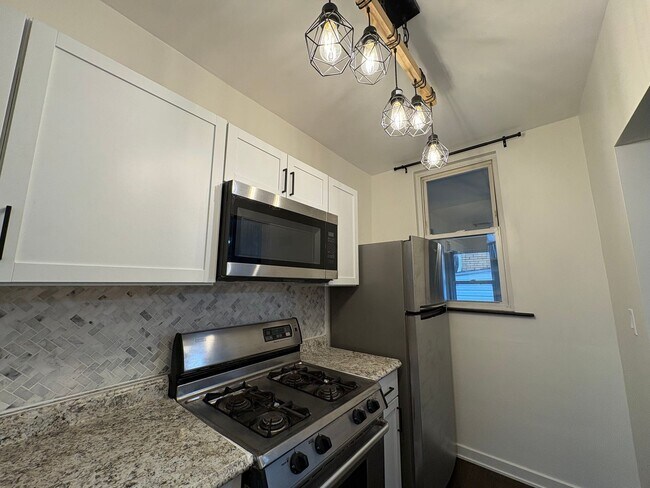 Foto del edificio - 3 Unit Apartment Building in the Heart of the Bellevue area of Pittsburgh