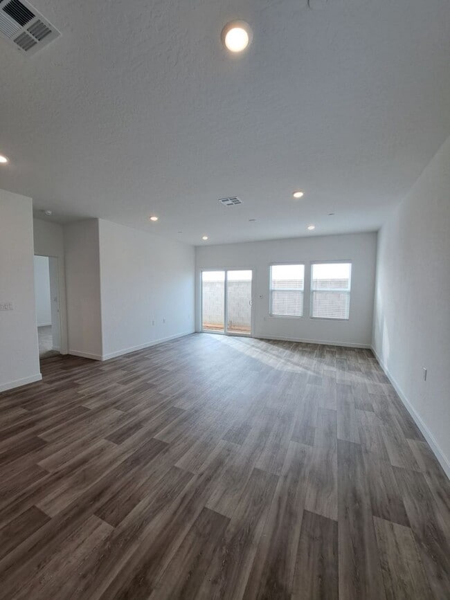 Foto del edificio - Stunning 3-Bedroom Single-Level Home in Fresno with Solar!