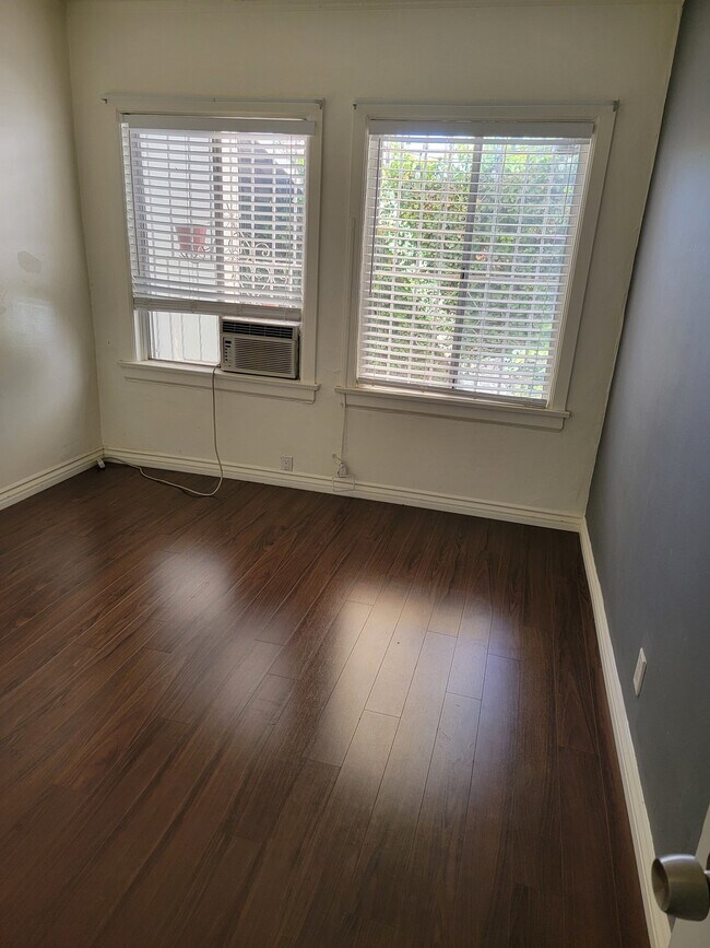 Building Photo - 944 Havenhurst Dr