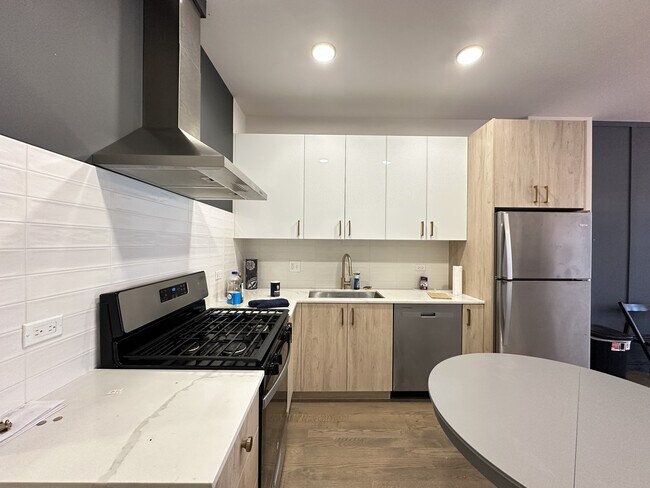 Building Photo - 841 N Mozart St