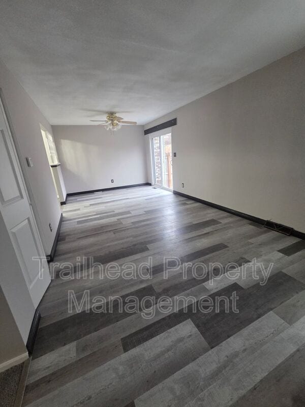 Building Photo - 3731 NE Colonial Dr