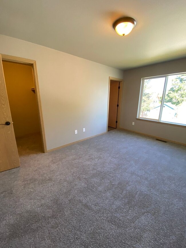 Building Photo - h703