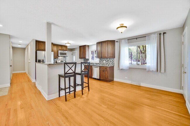 Foto del edificio - 879 E Holly Way