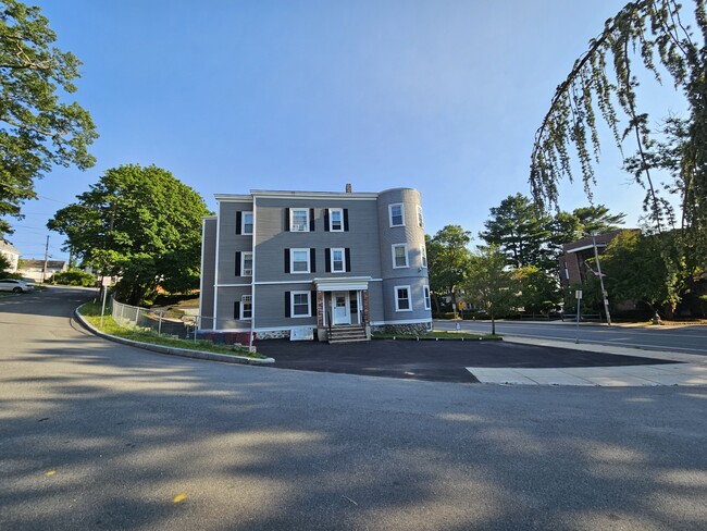 Building Photo - 977 Main St