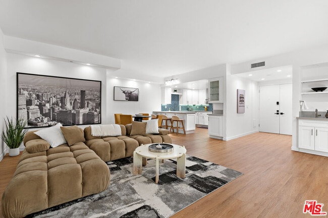 Building Photo - 321 S San Vicente Blvd