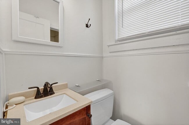 Foto del edificio - 7903 Woodbury Dr