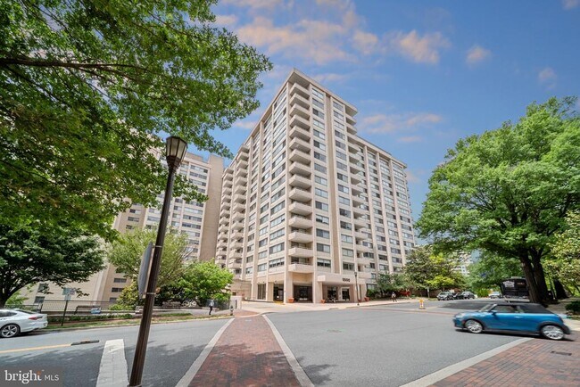 Foto del edificio - 5500 Friendship Blvd