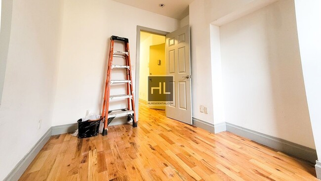 Building Photo - HARMAN STREET / Spacious 1-Bed 1 Bath / Gr...