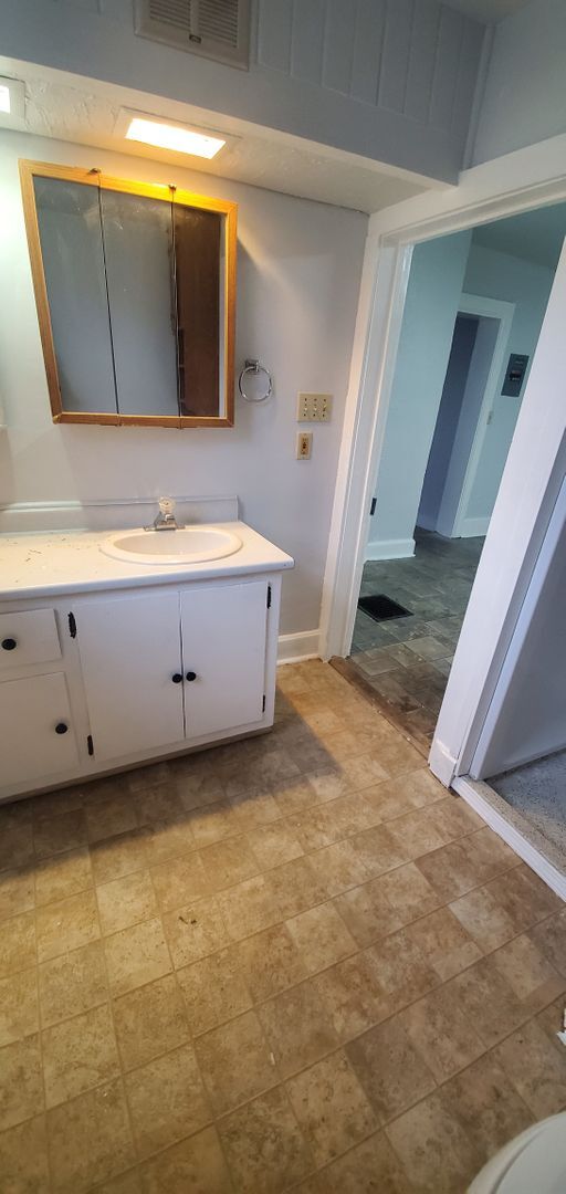 Building Photo - 533 S Jackson St