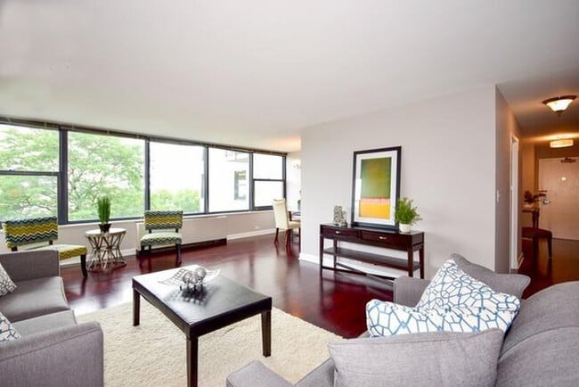 Foto del edificio - 3440 N Lake Shore Dr