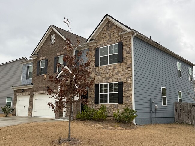 Foto del edificio - Beautiful and Spacious 5BR 4.5BA Home w/ Full Appliance Kitchen • Garage in Fairburn