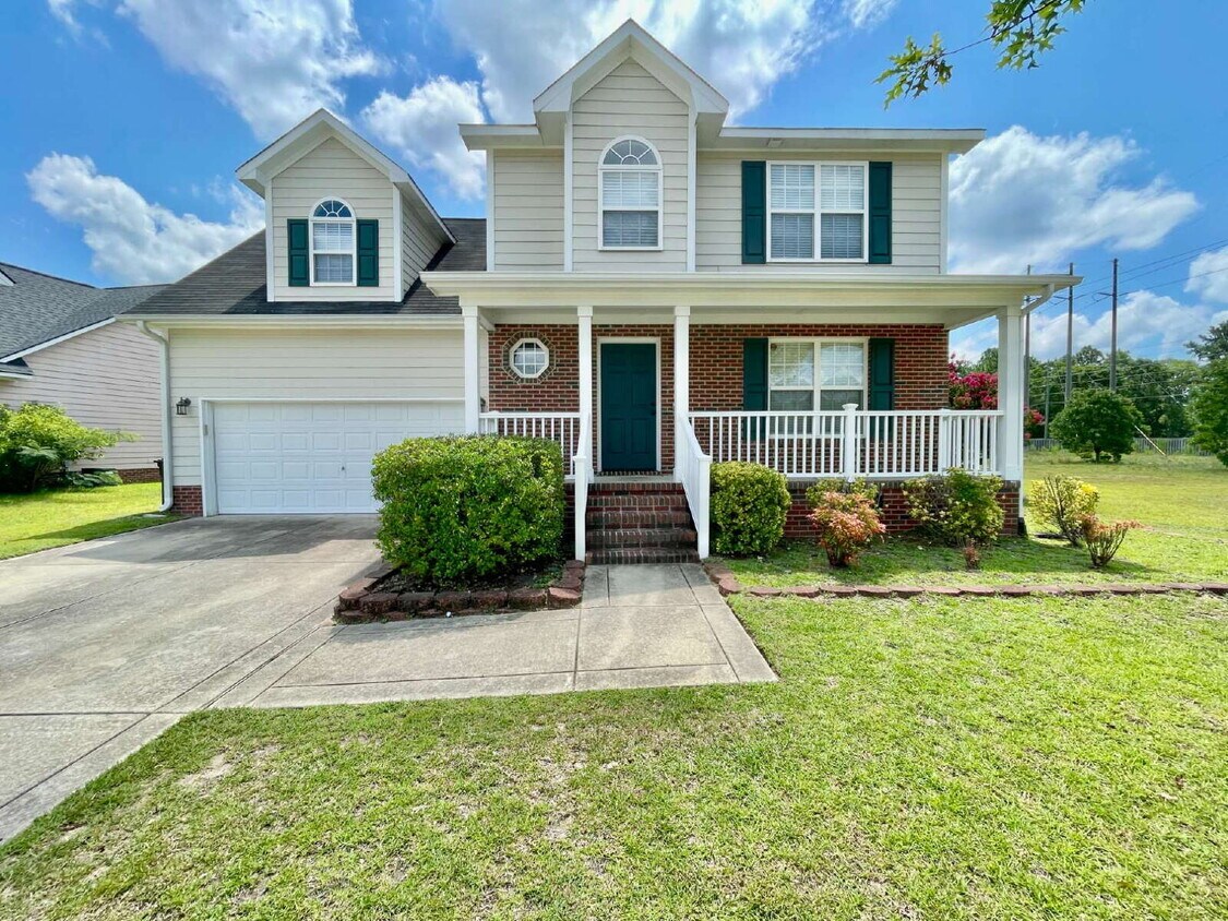 Foto principal - Spacious 4-Bed Haven With 2.5 Baths In Fay...