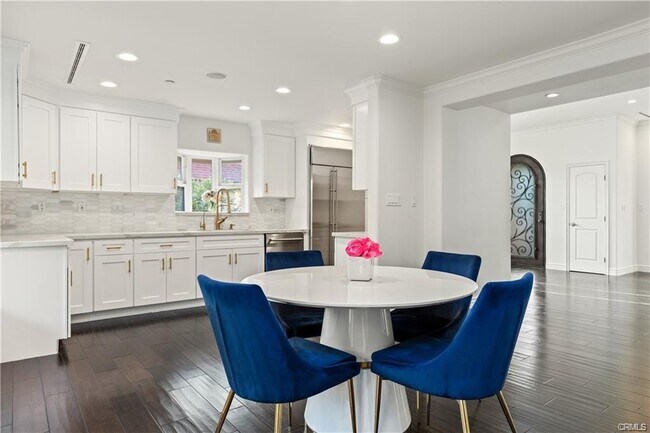 Building Photo - 2132 E Chevy Chase Dr