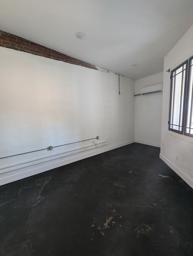 Building Photo - 123 W Moniteau St