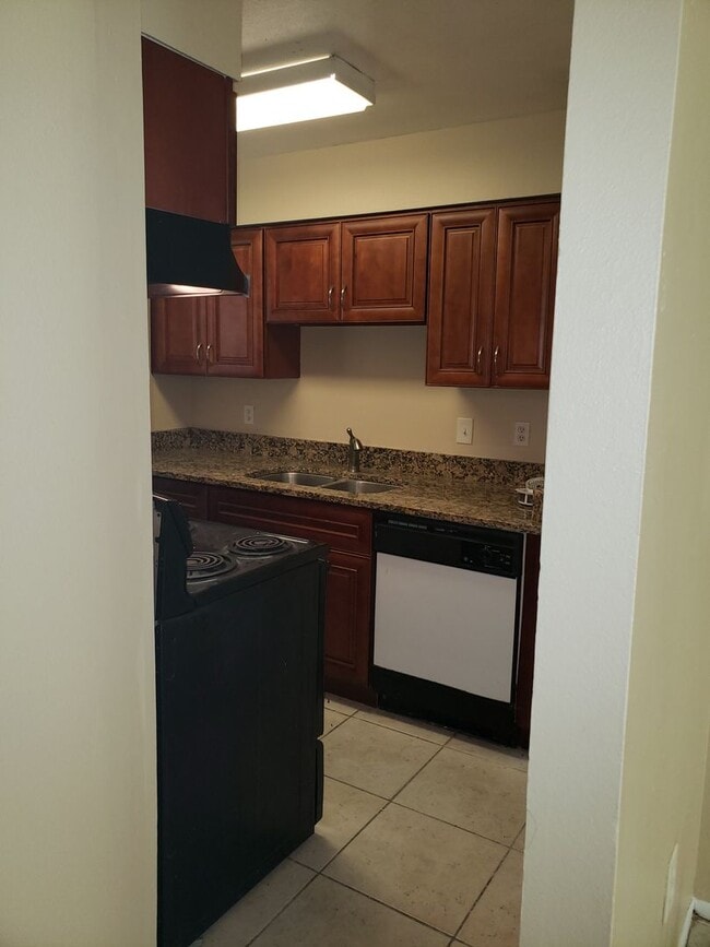 Building Photo - Nice and Spacious Condo 2Bed/1Bath