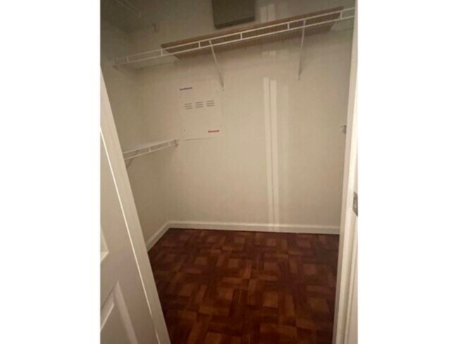 Building Photo - Hardwood laminate throughout open floor pl...
