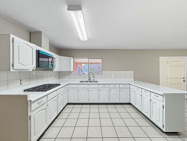 Building Photo - Adorable 4 Bedroom, 2 bath home in Sunland...