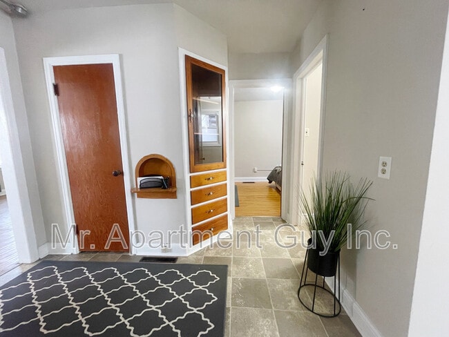 Building Photo - 20 Dunbar Rd N