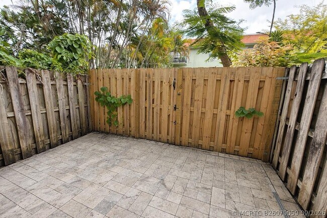Building Photo - 809 W Oakland Park Blvd