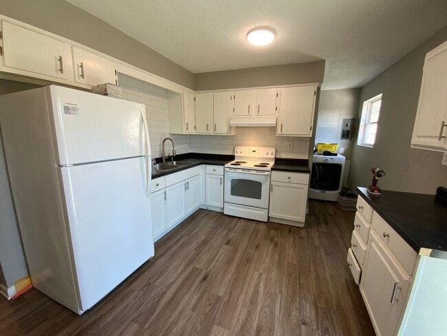 Building Photo - 3 Bedroom Home w/fenced yard - Hallsville ...