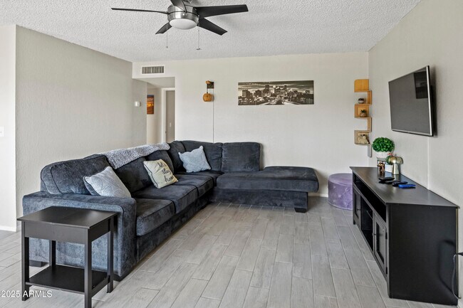 Foto del edificio - 7550 N 12th St
