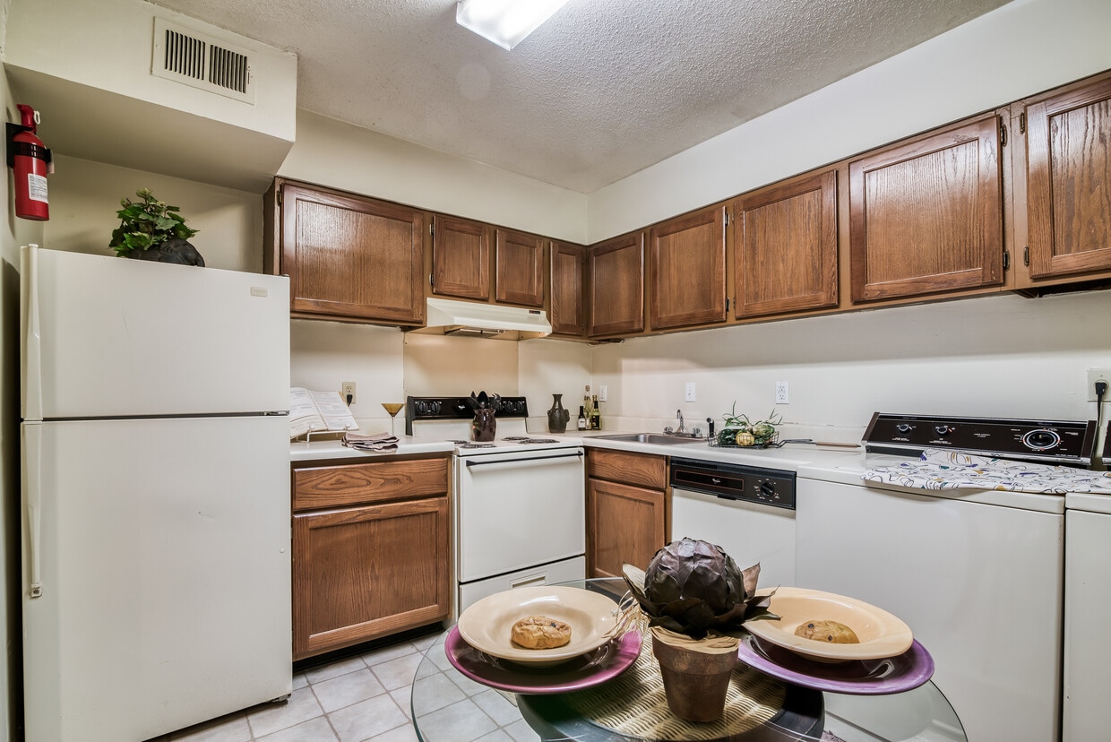 Sycamore Lake Apartments in Memphis, TN