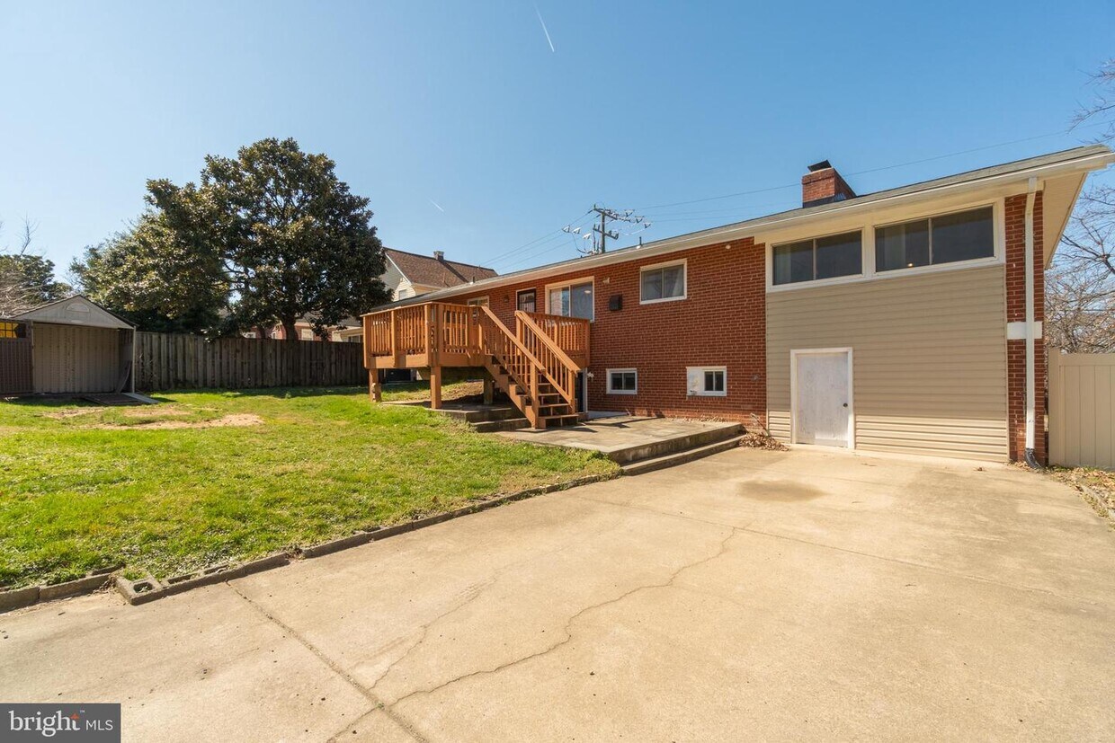 2311 N Dinwiddie St, Arlington, VA 22207 House Rental in Arlington