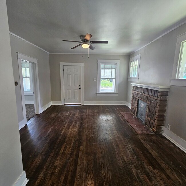 Building Photo - Beautifully Renovated 3 Bedroom 1 Bath Home