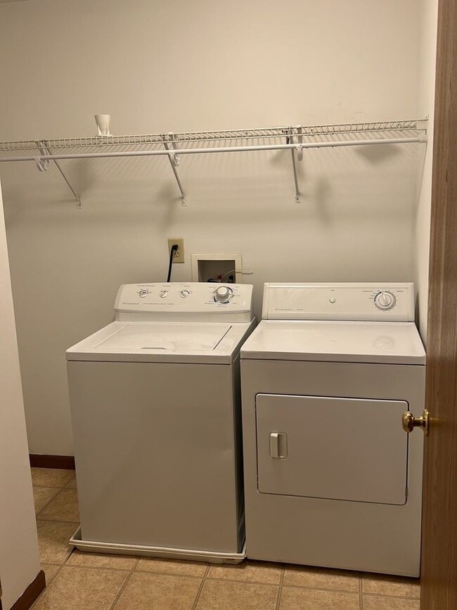 Building Photo - Large townhouse with 3 Bedrooms, 3.5 Bath,...