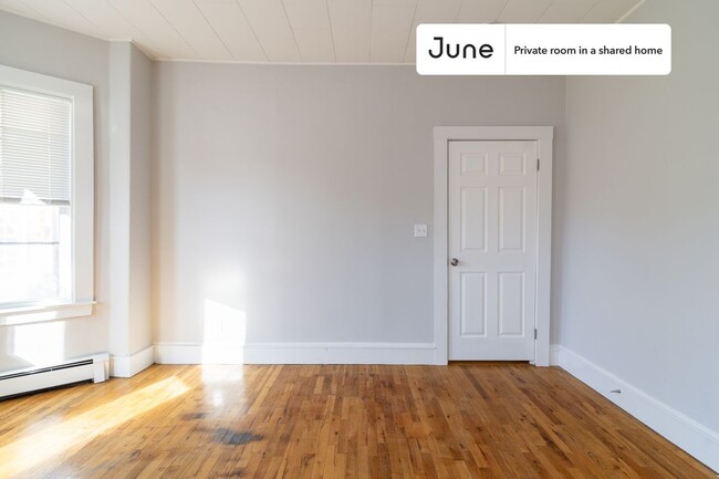 Building Photo - Private bedroom in 3 bed/1 bath Home