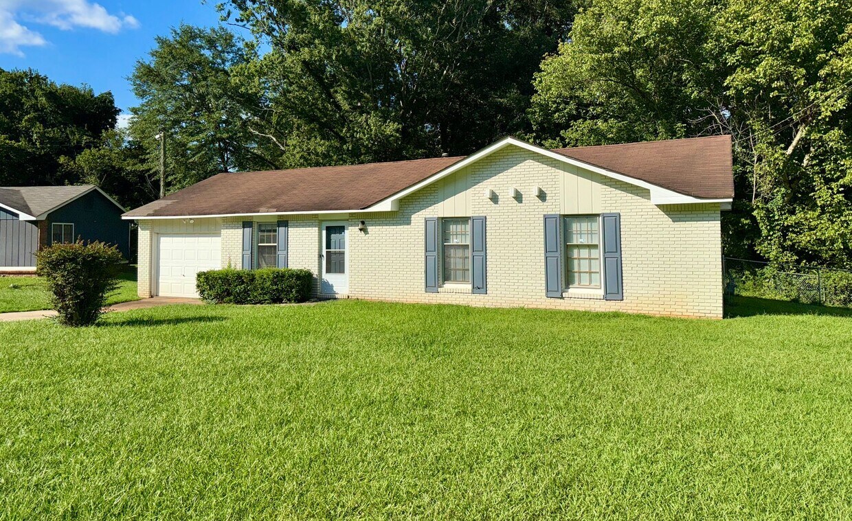 Foto principal - Updated 3 Bed Ranch on Quiet Cul-de Sac!