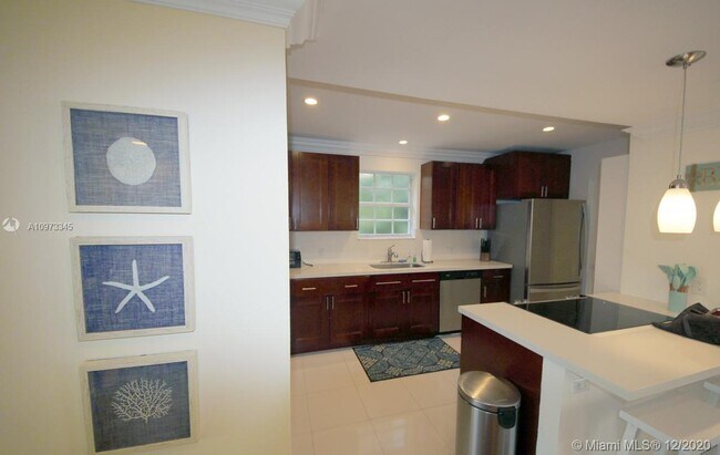 Building Photo - 8949 Harding Ave