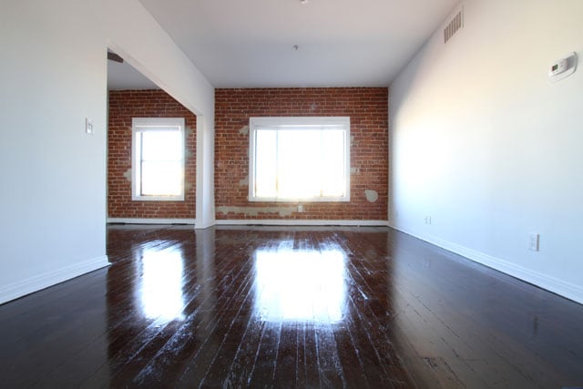 Building Photo - Burnside Villas Apartments...New York Style and Charm...CALL NOW!