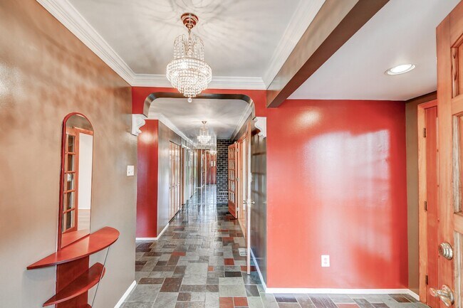 Building Photo - 6 Linlow Ct