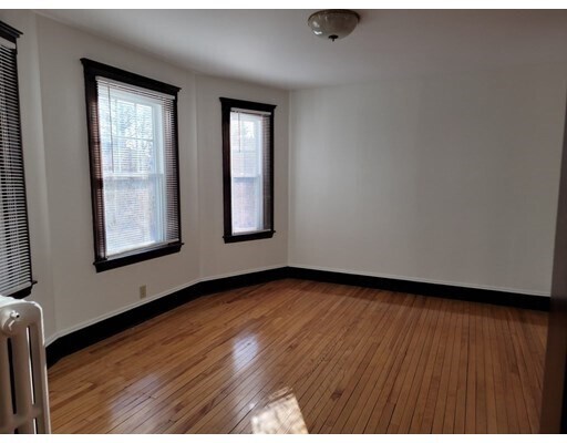Building Photo - 86 Oak Ave
