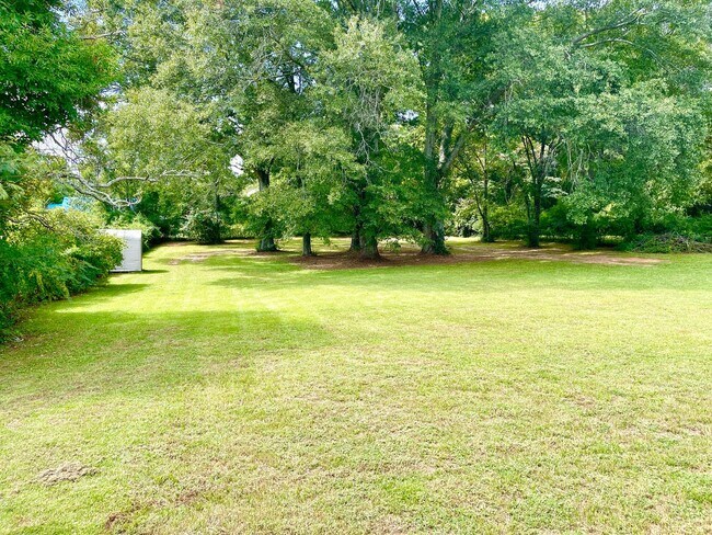 Building Photo - SPACIOUS & Welcoming 4 Bedroom & 3 Bathroo...