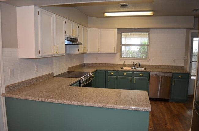 Building Photo - 1803 Sunset Dr