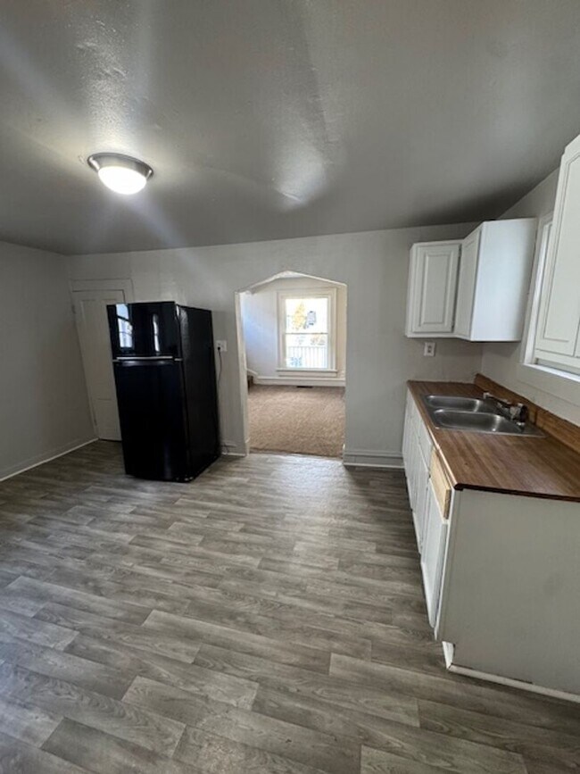 Foto del edificio - 311 W Williams St