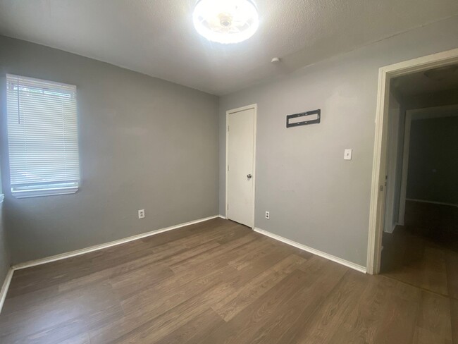 Building Photo - Move in special 2nd months rent $350 off