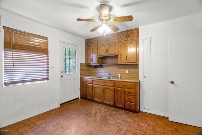 KITCHEN - 4056 Jammes Rd