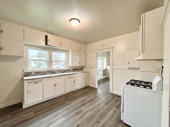 Building Photo - 107 W 19th St