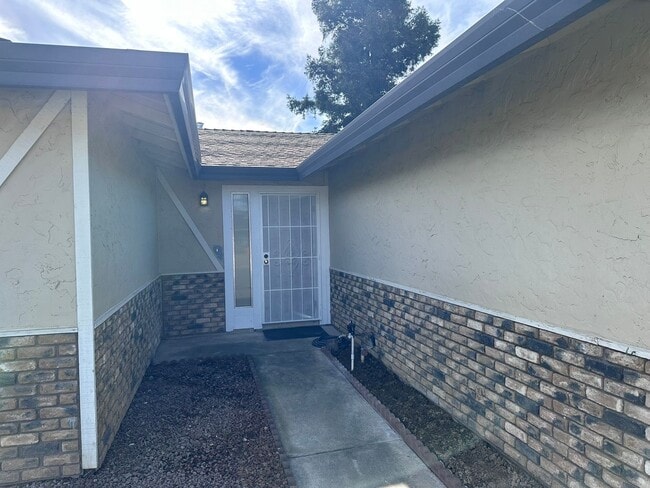 Building Photo - Excellent Florin Area 3bd/2bath home updat...