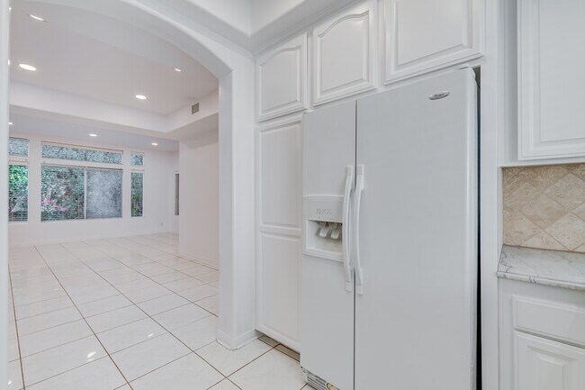 Building Photo - 10004 Reseda Blvd