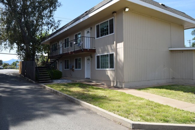 Foto del edificio - 3741 Churn Creek Rd