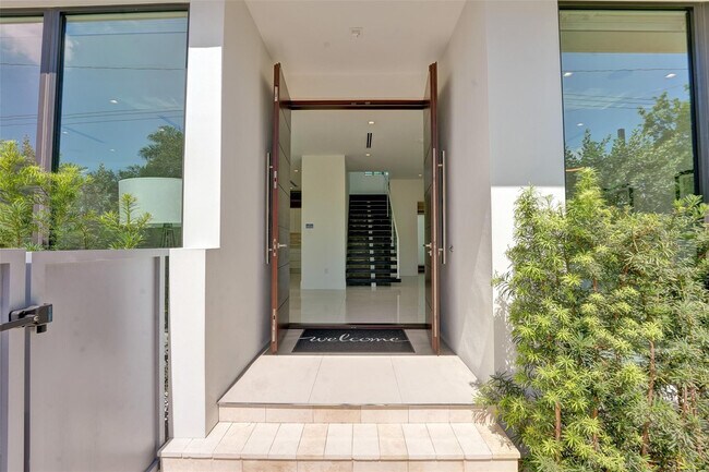 Building Photo - 1111 SE 9th Ave