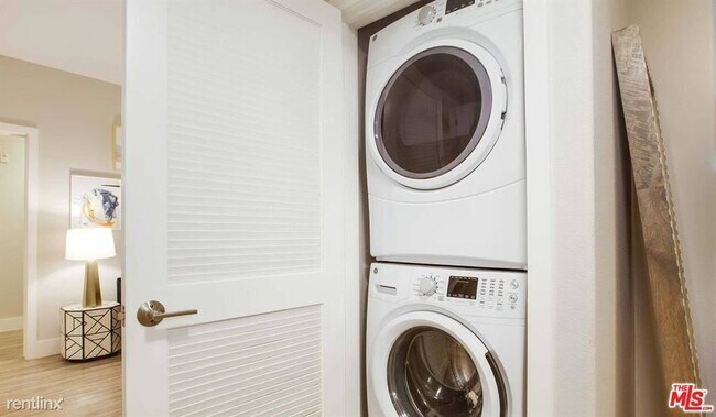 Foto del edificio - 1 br, 1 bath Condo - 5553 W 6th St Apt 2116