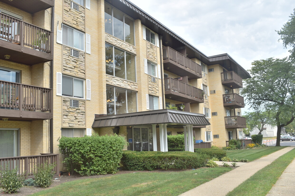 Primary Photo - 2226 S Goebbert Rd